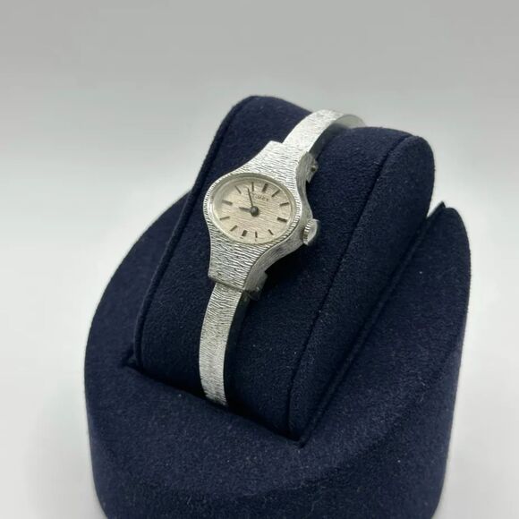 Vintage 70s Timex Oval Dial Aluminum Bezel Women\'s Watch